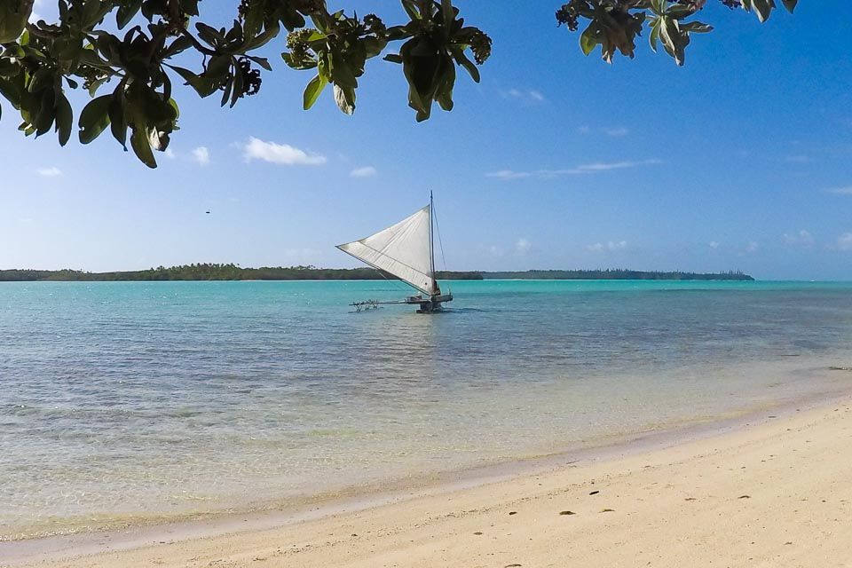 Iles des Pins en pirogue