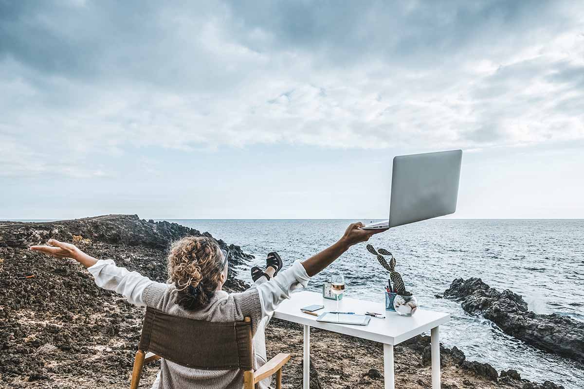 Middle age woman working in aleternative office in freedom in fr Marketing de reseau