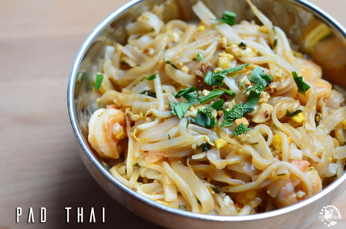 Pad Thaï aux crevettes, le plat national de la Thaïlande/la recette  traditionnelle/Secret de Cuisson 